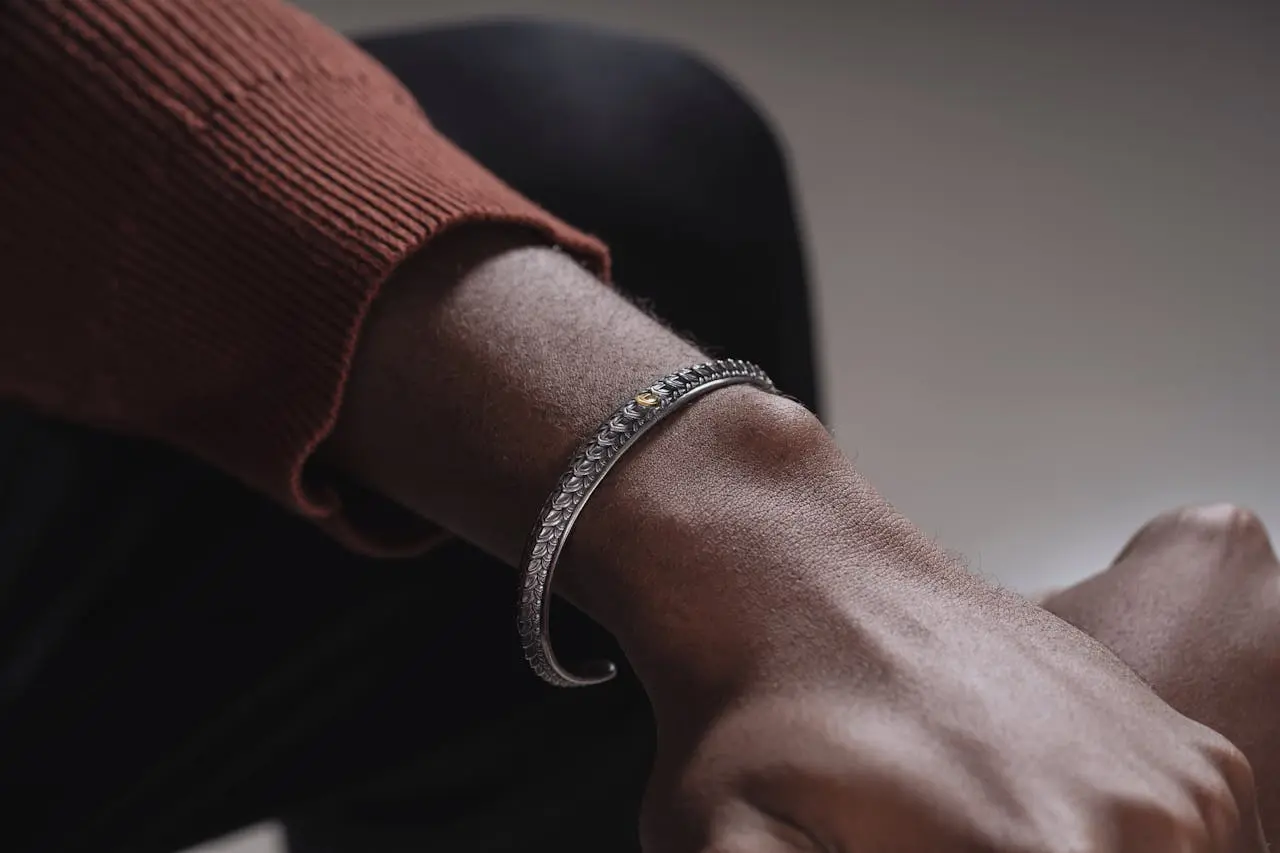 Bransoletka dla syna – na co zwrócić uwagę wybierając prezent?